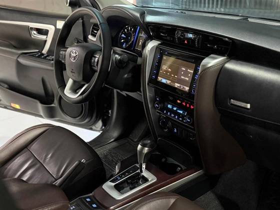 TOYOTA HILUX 2.8 SRX 4X4 CD 16V DIESEL 4P AUTOMÁTICO